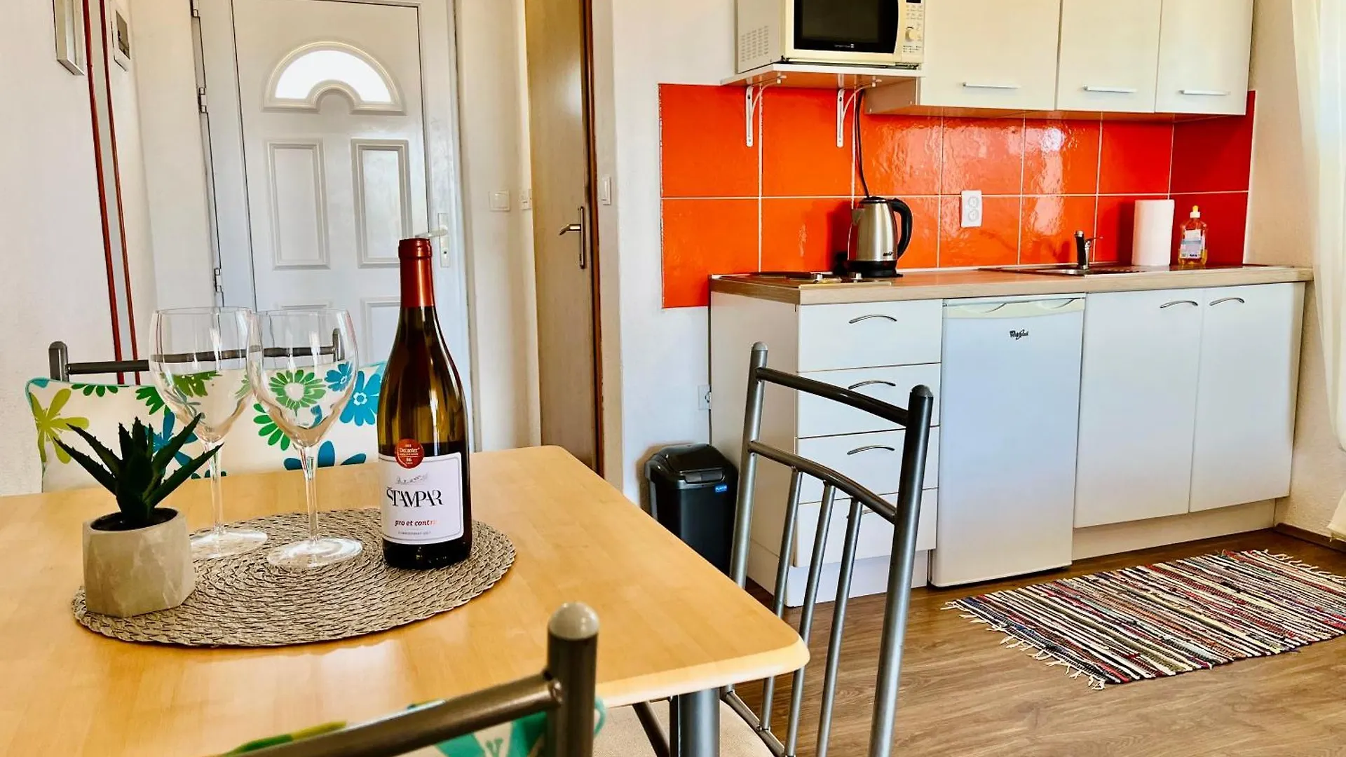 Apartments Stela Gornji Karin 0*,