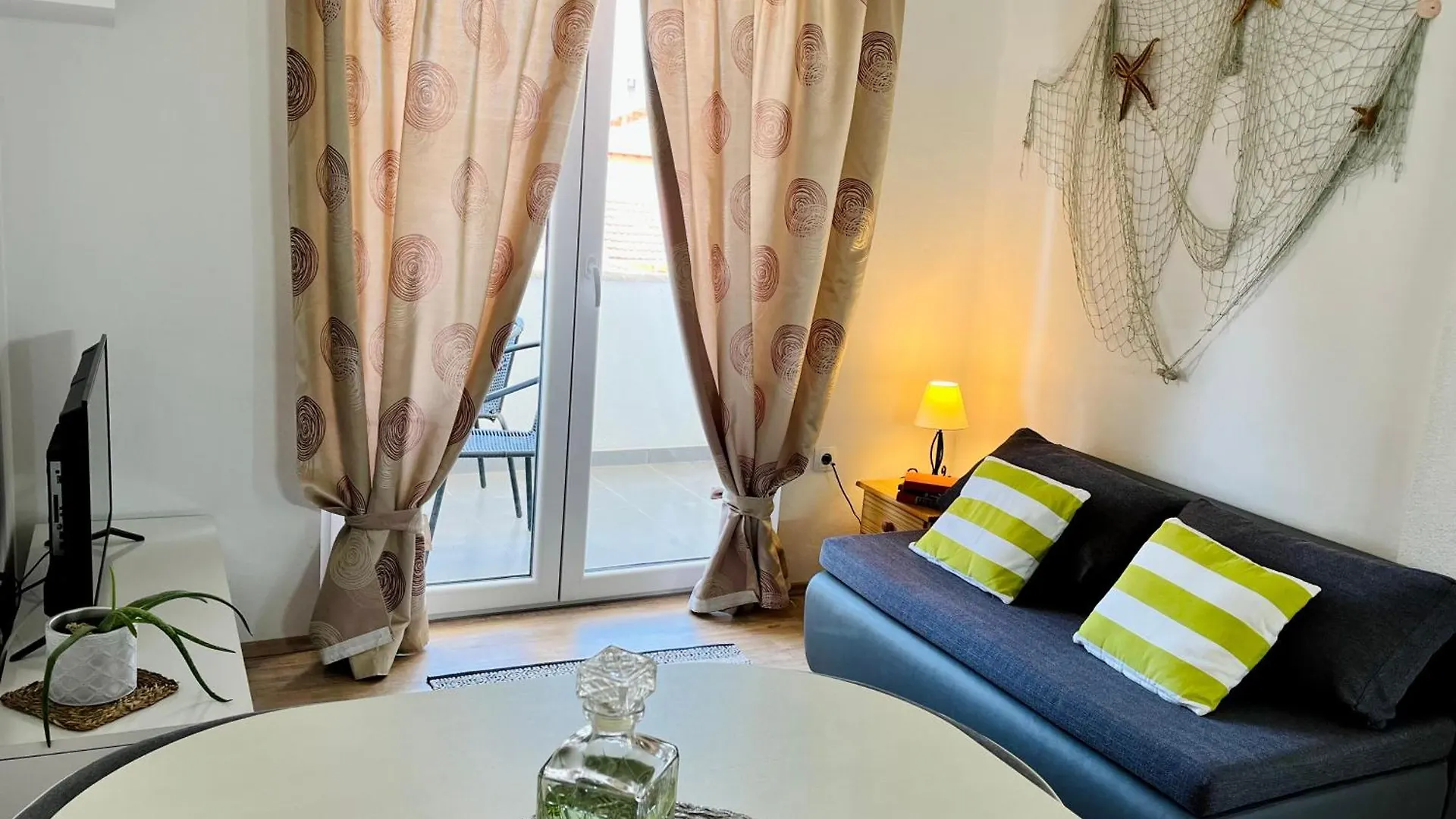 Apartments Stela Gornji Karin 0*,